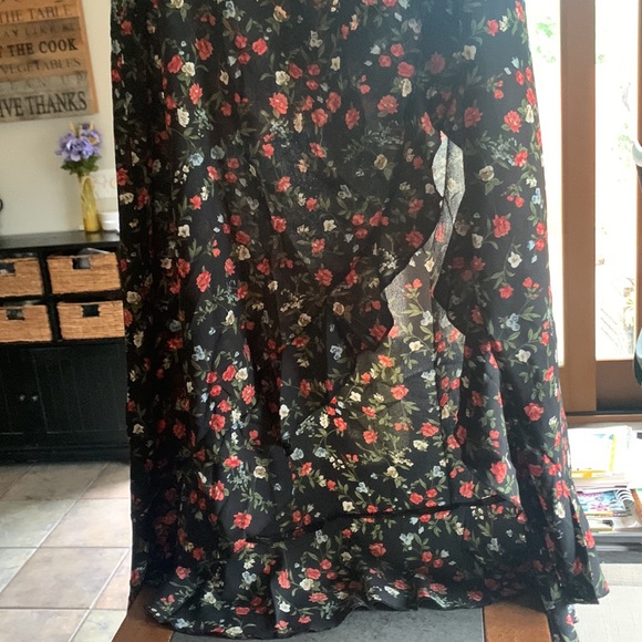 Ditsy Floral Print Ruffle Trim Asymmetrical Hem Skirt - Picture 3 of 6